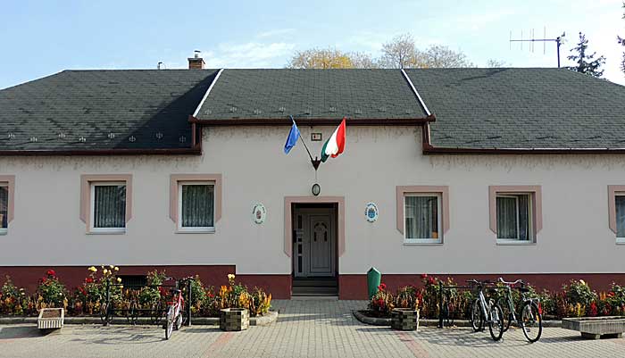 A polgármesteri hivatal épülete a főutcán